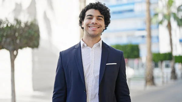Junger Lateinamerikanischer Geschäftsmann Lächelt Selbstbewusst Auf Der Straße — Stockfoto
