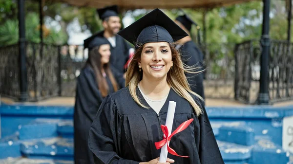 Groupe Personnes Diplômés Titulaires Diplôme Sur Campus Universitaire — Photo