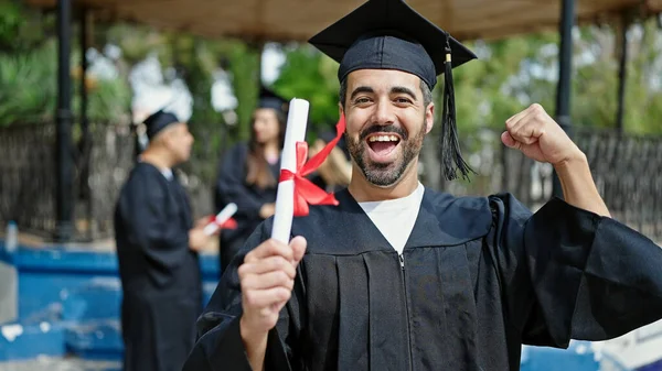 Groep Mensen Studenten Afgestudeerd Holding Diploma Met Winnaar Expressie Universiteitscampus — Stockfoto
