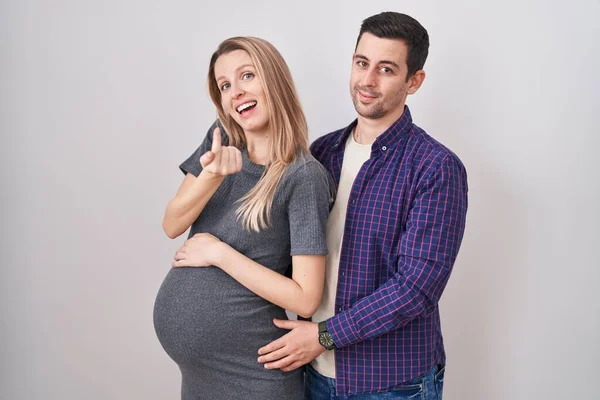 Junges Paar Erwartet Ein Baby Vor Weißem Hintergrund Winkend Kommen — Stockfoto