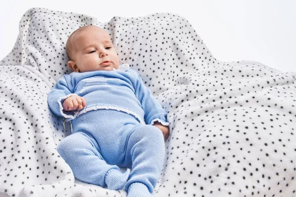 Adorable Bebé Relajado Acostado Sofá Sobre Fondo Blanco Aislado — Foto de Stock
