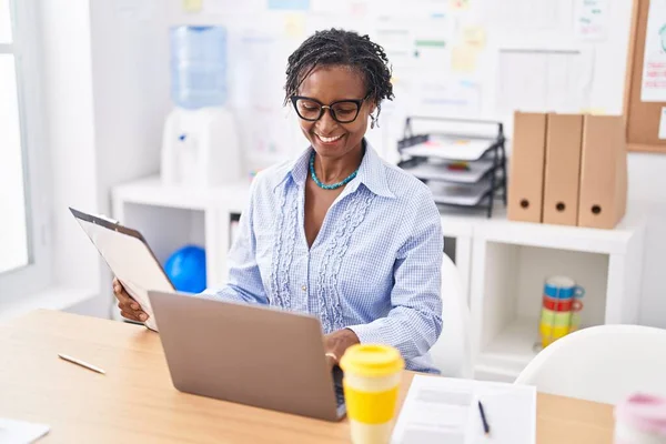 Middle Age African American Woman Business Worker Using Laptop Reading — Stock Photo, Image
