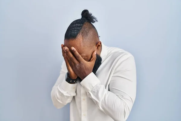Αφροαμερικάνος Στέκεται Πάνω Από Μπλε Φόντο Θλιβερή Έκφραση Που Καλύπτει — Φωτογραφία Αρχείου