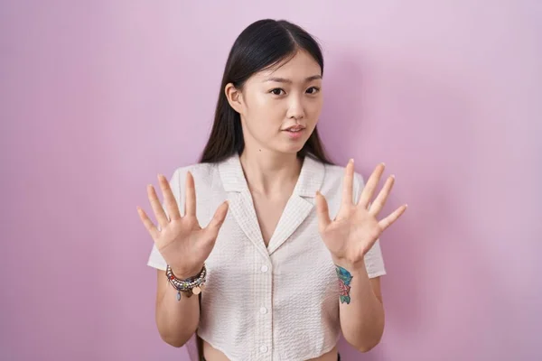 Chinese Jonge Vrouw Die Roze Achtergrond Staat Handpalmen Wegbeweegt Die — Stockfoto