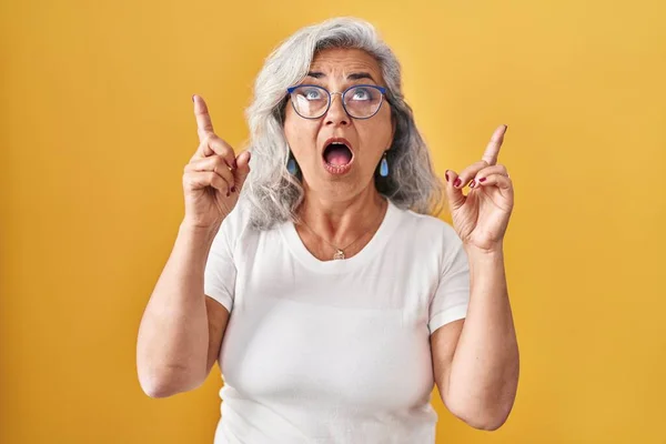 Middle Age Woman Grey Hair Standing Yellow Background Amazed Surprised — 图库照片
