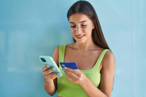 Jonge Mooie Spaanse Vrouw Met Behulp Van Smartphone Creditcard Geïsoleerde — Stockfoto