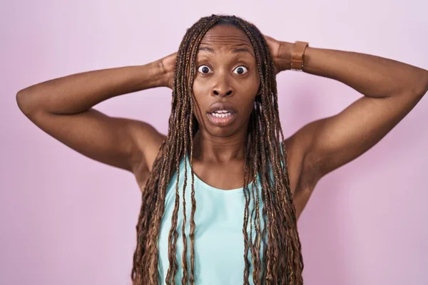 Afrikaans Amerikaanse Vrouw Staande Roze Achtergrond Gek Bang Met Handen — Stockfoto