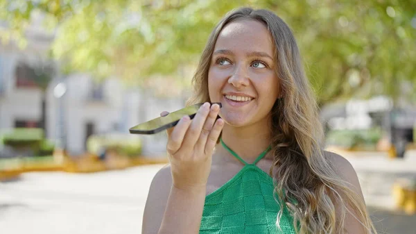 Genç Sarışın Kadın Parkta Akıllı Telefonuyla Sesli Mesaj Yolluyor — Stok fotoğraf
