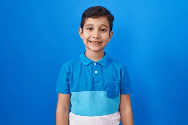 Kis Spanyol Fiú Áll Kék Háttér Felett Boldog Hűvös Mosollyal — Stock Fotó