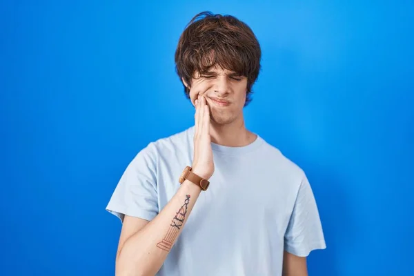 Mavi Arka Planda Dikilen Spanyol Genç Adam Diş Ağrısı Diş — Stok fotoğraf