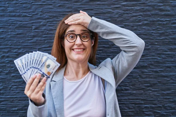Brunett Kvinna Som Håller Dollar Stressade Och Frustrerade Med Handen — Stockfoto