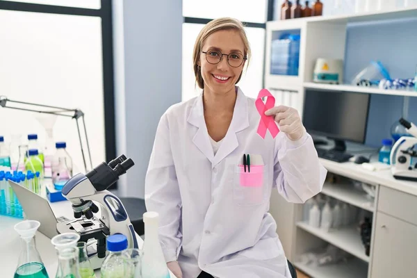 Mladá Blondýna Žena Vědec Drží Rakovinu Růžová Stuha Laboratoři — Stock fotografie