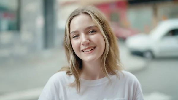 Junge Kaukasierin Lächelt Selbstbewusst Auf Der Straße — Stockfoto
