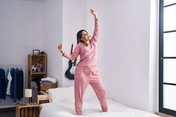 Νεαρή Ισπανίδα Που Χαμογελάει Αυτοπεποίθηση Χορεύοντας Στο Κρεβάτι Στην Κρεβατοκάμαρα — Φωτογραφία Αρχείου