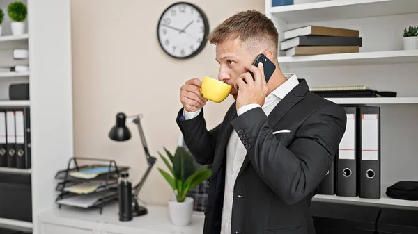 Młody Człowiek Pracownik Biznesu Mówi Smartfonie Pijąc Kawę Biurze — Zdjęcie stockowe