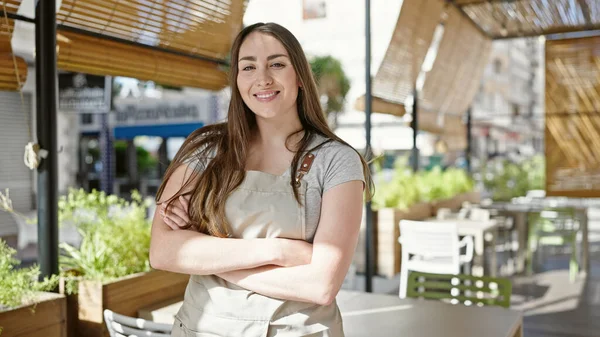 Młoda Piękna Latynoska Kelnerka Uśmiecha Się Pewnie Stojąc Rękami Skrzyżowanymi — Zdjęcie stockowe