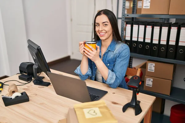 Genç Güzel Spanyol Kadın Kadını Ofiste Dizüstü Bilgisayar Kullanarak Kahve — Stok fotoğraf