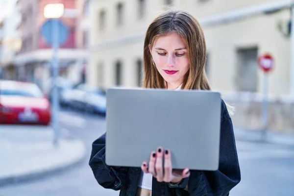 年轻的金发女人在街上用笔记本电脑 — 图库照片