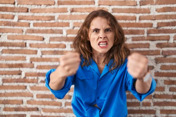 Güzel Esmer Kadın Öfkeyle Bağırırken Kızgın Kızgın Bir Şekilde Duvarın — Stok fotoğraf