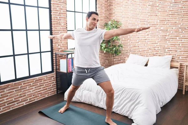 Jonge Spaanse Man Glimlacht Zelfverzekerde Training Yoga Slaapkamer — Stockfoto