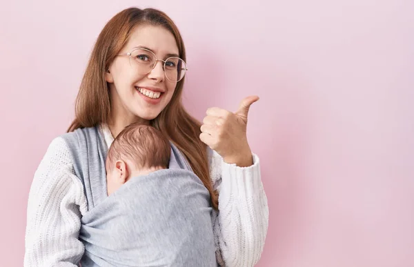 Jonge Blanke Vrouw Houden Dragen Van Baby Een Draagdoek Glimlachend — Stockfoto