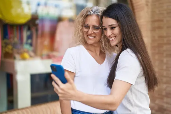 Two Women Mother Daughter Using Smartphone Street — Stockfoto