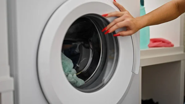 Wanita Pirang Muda Mencuci Pakaian Ruang Cuci — Stok Foto