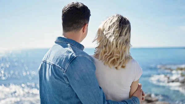 男と女のカップル抱擁お互いに後方で海辺 — ストック写真