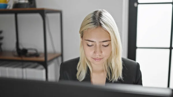 若い美しいヒスパニック系女性のビジネスワーカーオフィスで働くコンピュータを使用して — ストック写真
