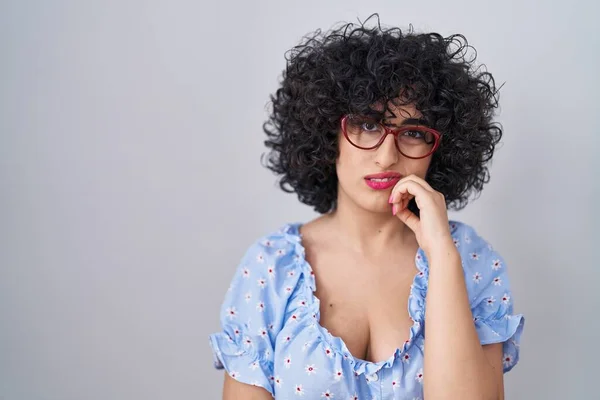 Junge Brünette Frau Mit Lockigem Haar Brille Über Isoliertem Hintergrund — Stockfoto