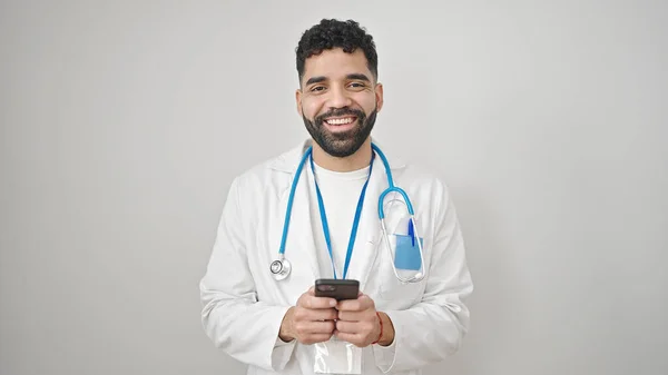 Giovane Ispanico Uomo Medico Sorridente Utilizzando Smartphone Sfondo Bianco Isolato — Foto Stock