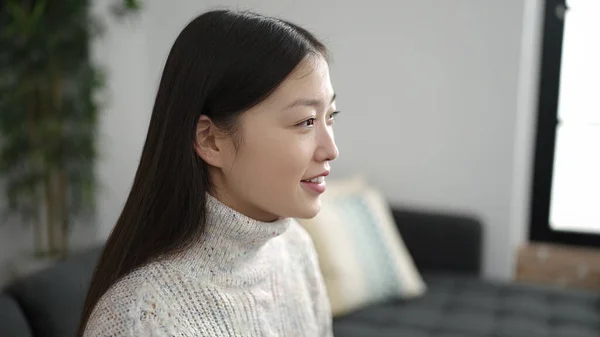 Joven Mujer China Sonriendo Confiada Pie Casa —  Fotos de Stock