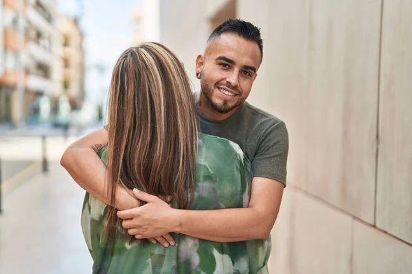 Man Woman Mother Daugther Hugging Each Other Street — Stockfoto
