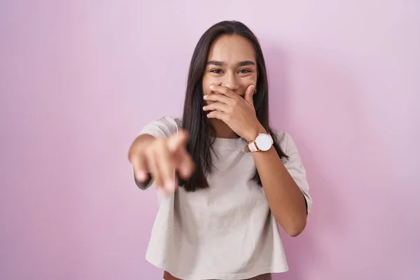Young Hispanic Woman Standing Pink Background Laughing You Pointing Finger — Stock fotografie