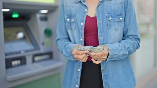 年轻美丽的惊慌失措的女人在银行出纳员那里数着孩子的比索钞票 — 图库照片
