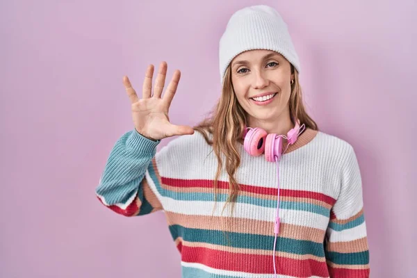 Tânăra Blondă Stând Deasupra Fundalului Roz Arătând Arătând Degetele Numărul — Fotografie, imagine de stoc