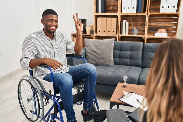 Afroamerikanischer Therapeut Sitzt Rollstuhl Und Zeigt Mit Finger Nummer Zwei — Stockfoto