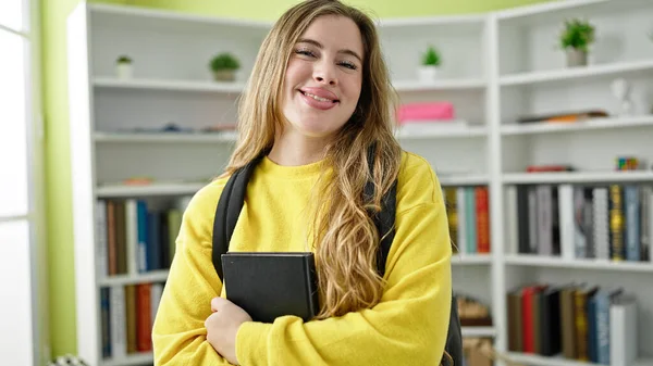 Jovem Loira Estudante Sorrindo Livro Segurando Confiante Universidade Biblioteca — Fotografia de Stock