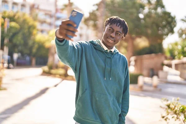 Africain Américain Souriant Confiant Faire Selfie Par Smartphone Rue — Photo