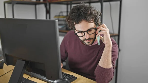 Fiatal Spanyol Férfi Üzleti Dolgozó Számítógéppel Beszél Okostelefonon Irodában — Stock Fotó