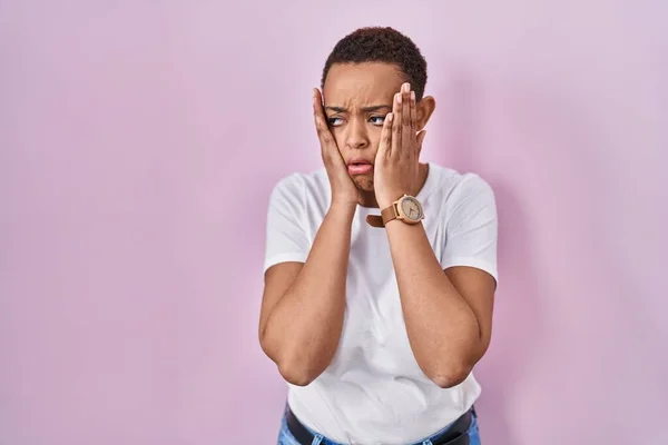 ピンクの背景に立って美しいアフリカ系アメリカ人の女性は うつ病や悲しみをカバーし 動揺し 問題のためにイライラ — ストック写真
