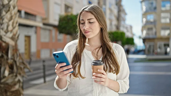 Young Beautiful Hispanic Woman Using Smartphone Drinking Coffee Street — Stock Fotó