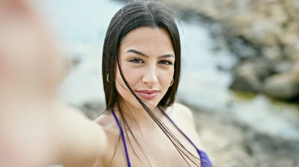 若いです美しいですヒスパニック女性観光作る自画によってカメラによって海辺 — ストック写真