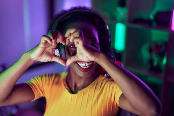 Mujer Afroamericana Streamer Usando Auriculares Haciendo Gesto Corazón Sala Juegos —  Fotos de Stock