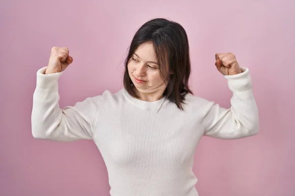 Woman Syndrome Standing Pink Background Showing Arms Muscles Smiling Proud — Stock Photo, Image