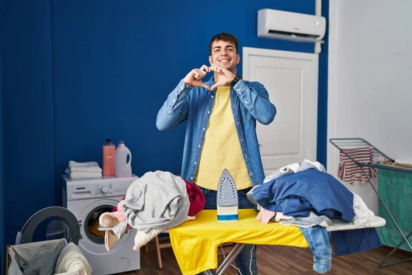 Genç Spanyol Adam Evde Ütü Yapıyor Sevgiyle Gülümsüyor Elleriyle Kalp — Stok fotoğraf