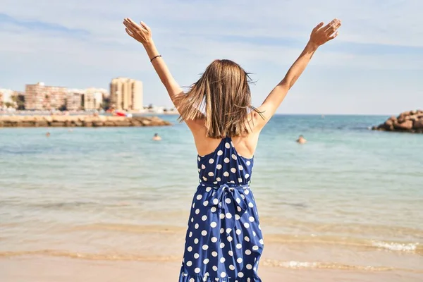 Νεαρή Ξανθιά Τουρίστρια Στέκεται Προς Πίσω Τεντώνοντας Χέρια Στην Παραλία — Φωτογραφία Αρχείου