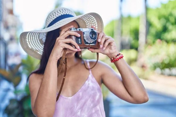 Jonge Mooie Spaanse Vrouw Toerist Met Behulp Van Vintage Camera — Stockfoto