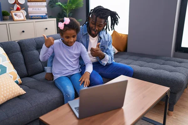 Afrykański Ojciec Córka Robi Wideo Rozmowy Laptopie Domu Uśmiechnięty Szczęśliwy — Zdjęcie stockowe