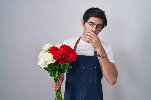 Молодой Латиноамериканец Букетом Белых Красных Роз Скучает Зевая Усталый Закрывающий — стоковое фото